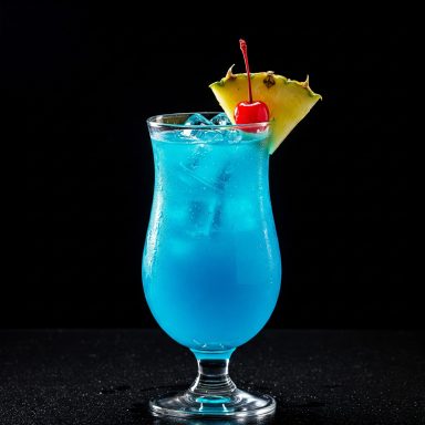 Vodka, blue curaçao, zumo de frutas